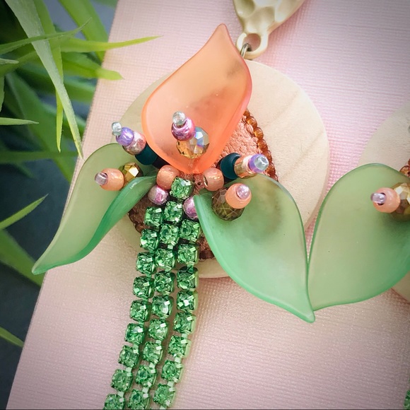 Earrings with a wood floral pendant - Picture 11 of 16